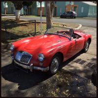 Roadster MGA 1500 de 1957 :
										Moteur de 1500cm3 développant 68 cv sae
										Vitesse : 160km/h